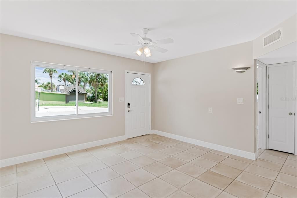 Empty room, Interior