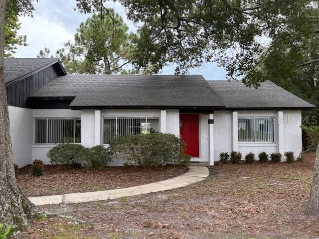 Exterior, Facade, Ranch