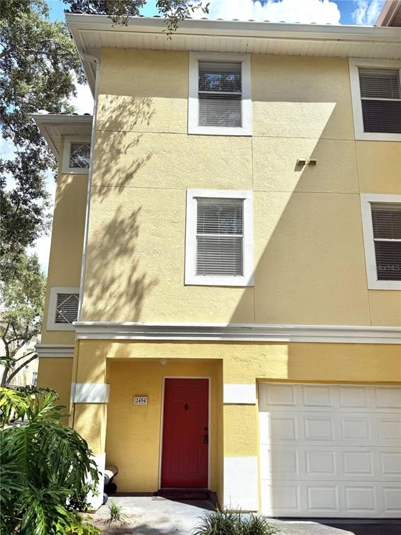 Attached, Exterior, Facade, Rowhouse