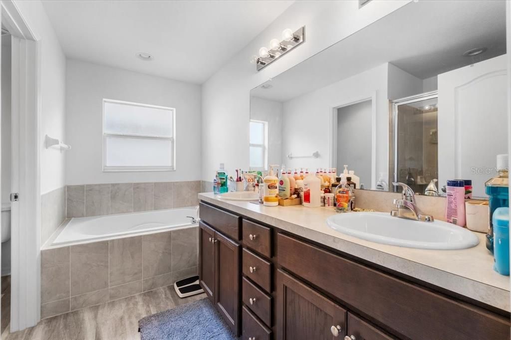 Bathroom, Dual Sink Vanities, Interior, Recessed Lighting
