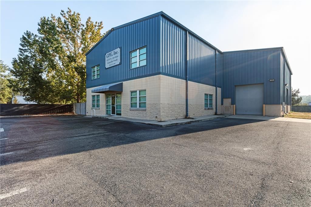 Attached, Exterior, Facade, Modern