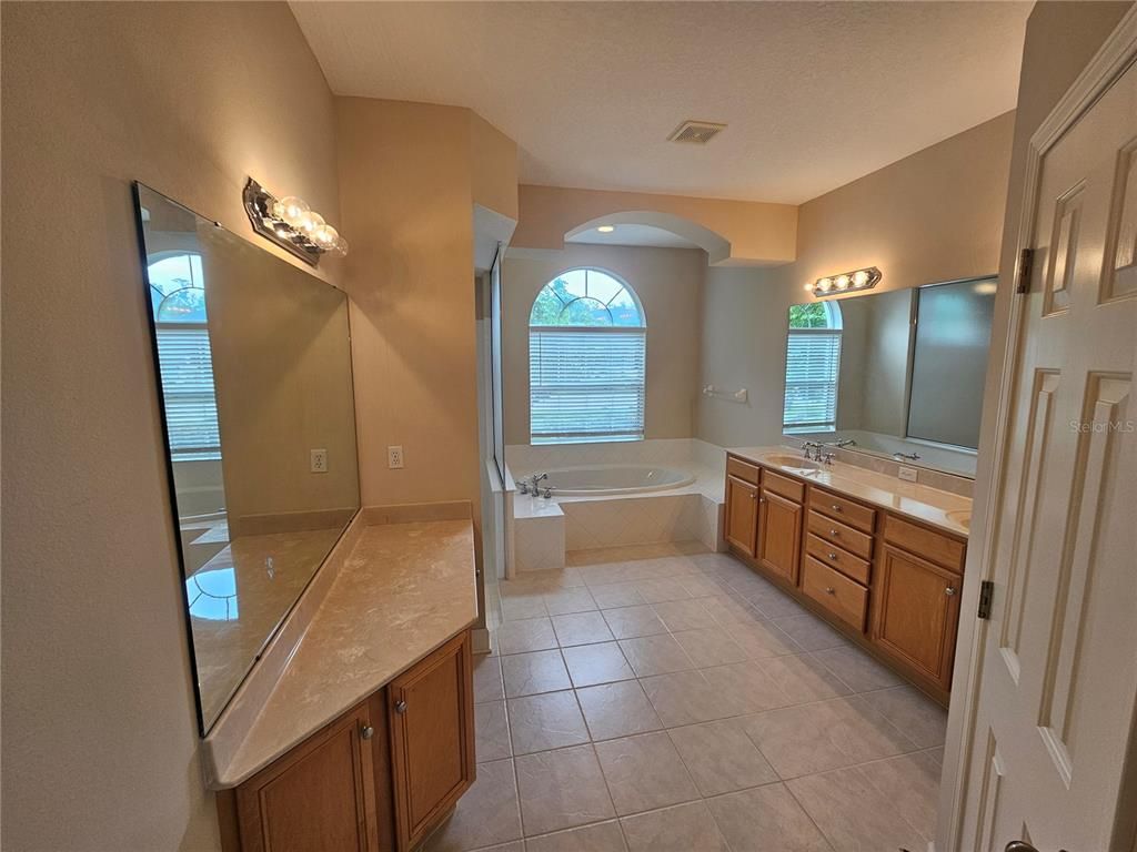 Bathroom, Dual Sink Vanities, Interior, Recessed Lighting