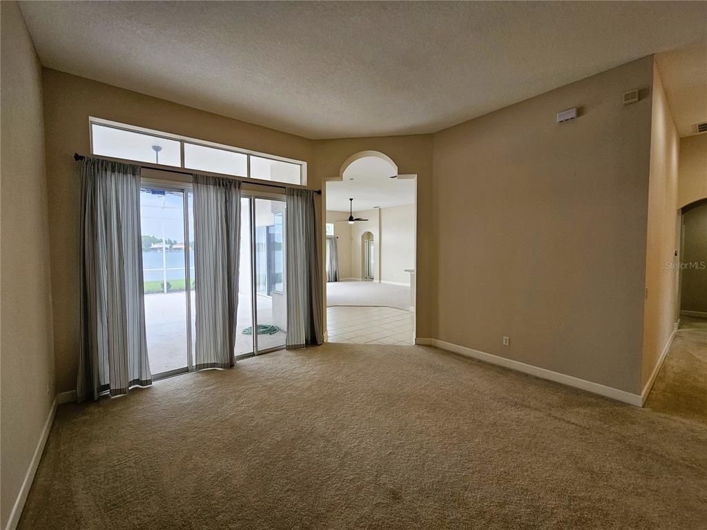Empty room, Interior