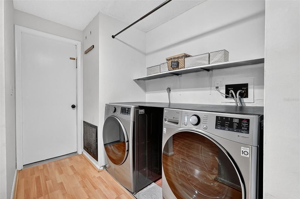 Interior, Washer, Wood Texture Flooring
