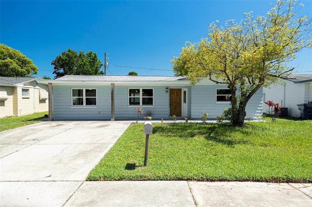Exterior, Facade, Ranch