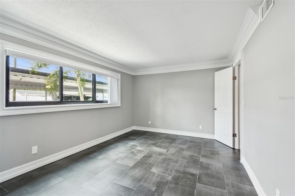 Empty room, Interior