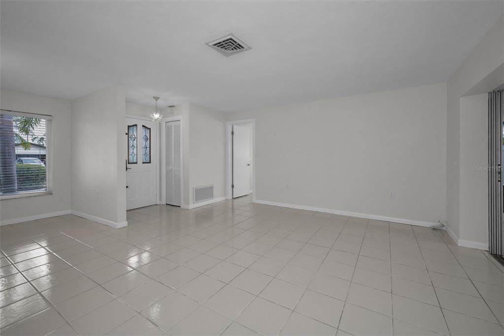 Empty room, Interior