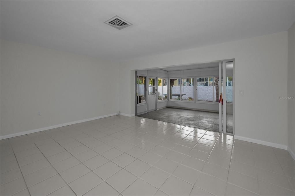 Empty room, Interior