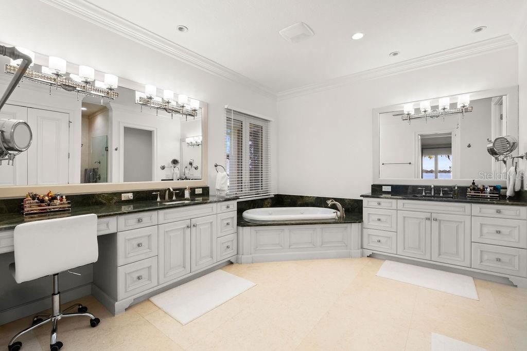 Bathroom, Dual Sink Vanities, Interior, Recessed Lighting