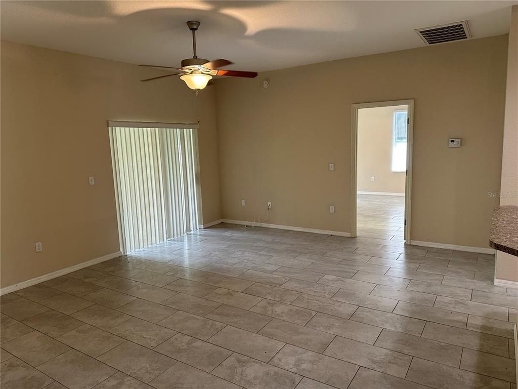 Empty room, Interior