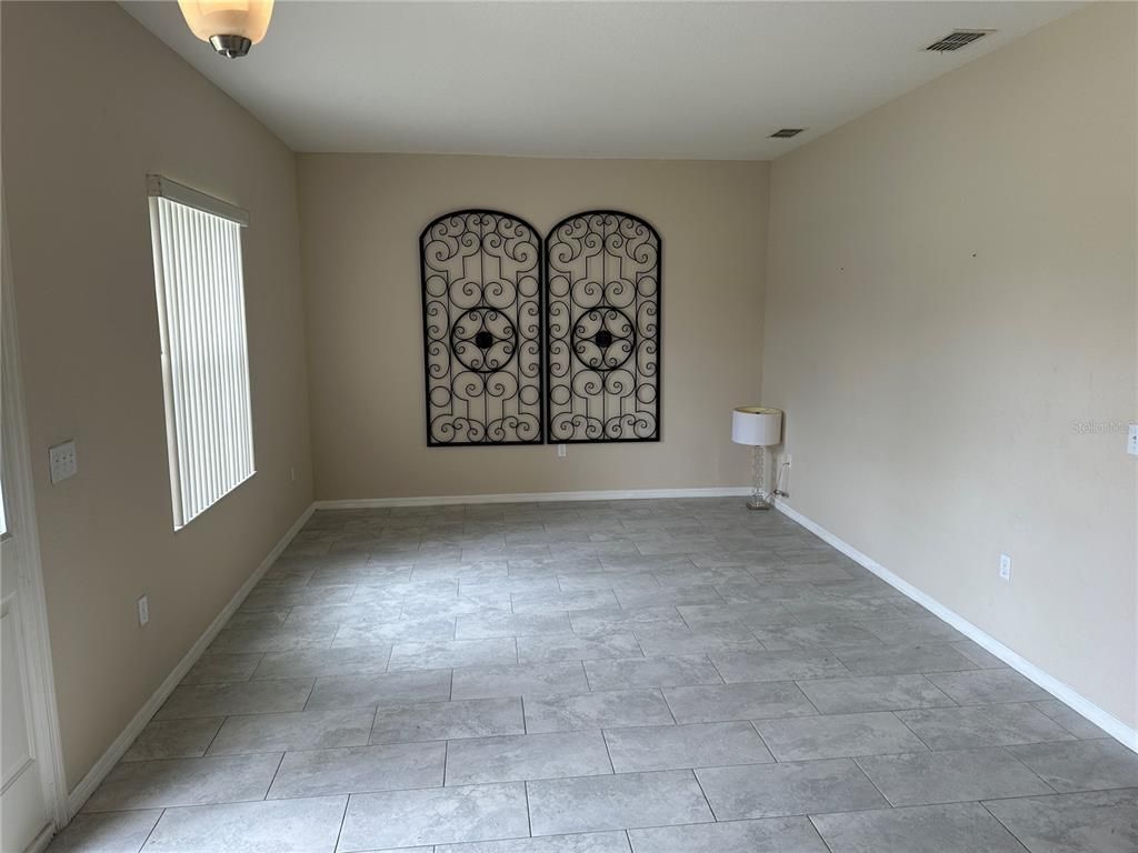 Empty room, Interior