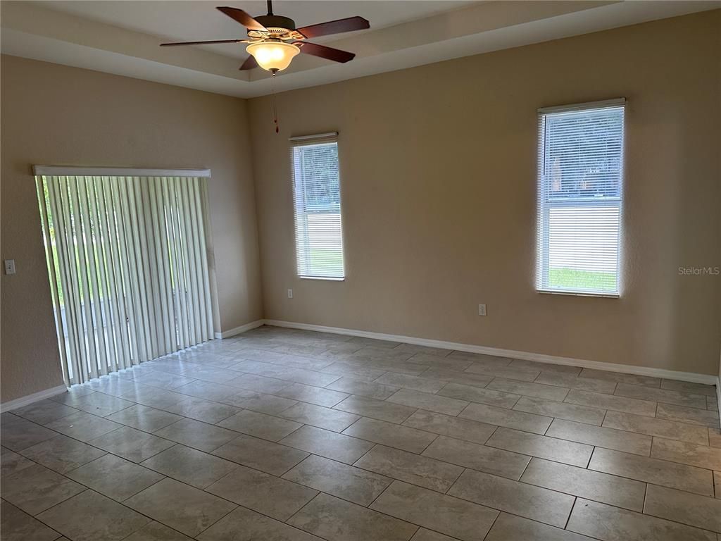 Empty room, Interior