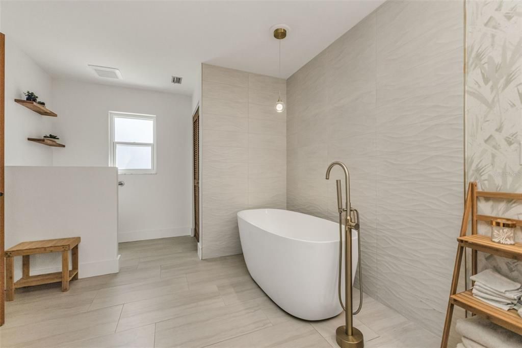Bathroom, Free Standing Baths, Interior, Pendant Lights