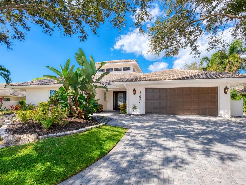 Attached, Exterior, Facade, Mediterranean