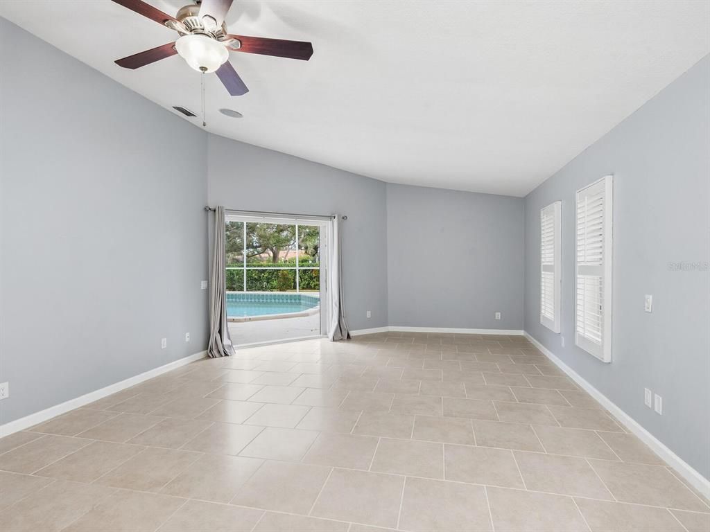 Empty room, Interior