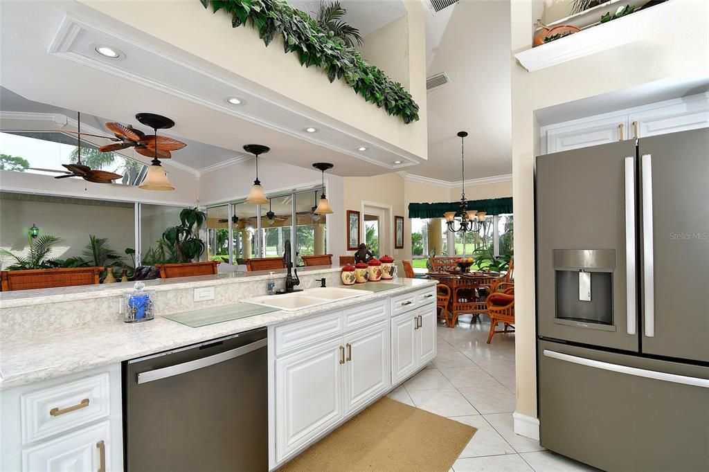 Chandelier, Dining room, Interior, Kitchen, Pendant Lights, Recessed Lighting, Stainless Steel Appliances