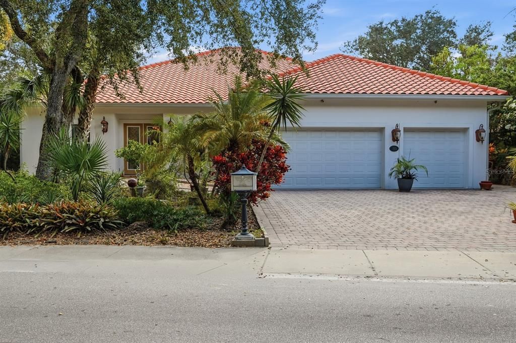 Attached, Exterior, Facade, Mediterranean