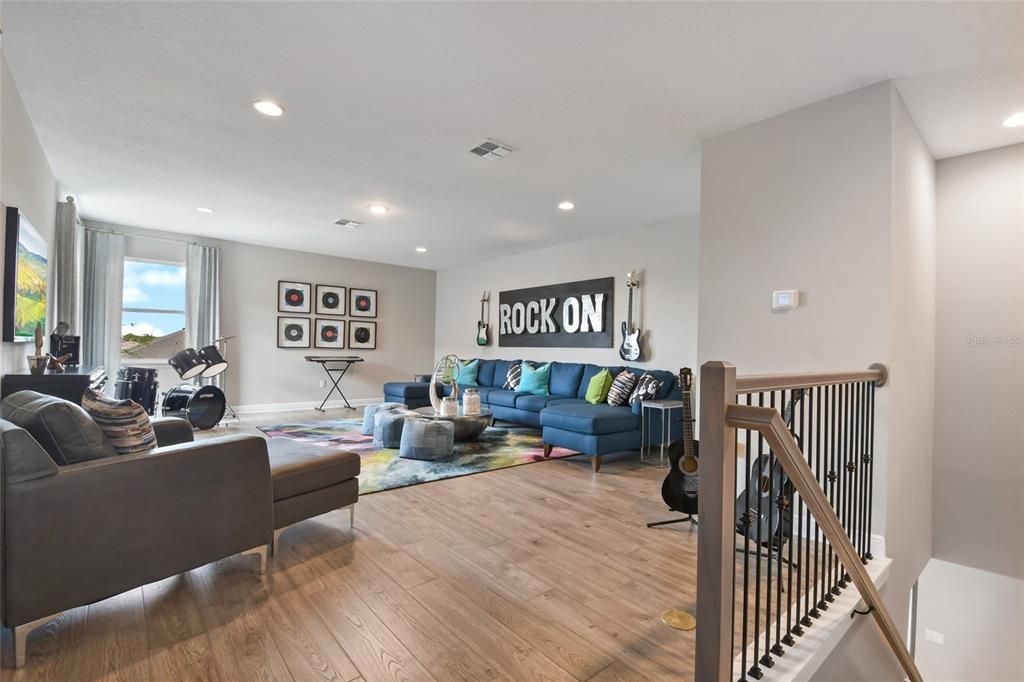 Fitness Equipment, Interior, Living room, Recessed Lighting, Wood Texture Flooring