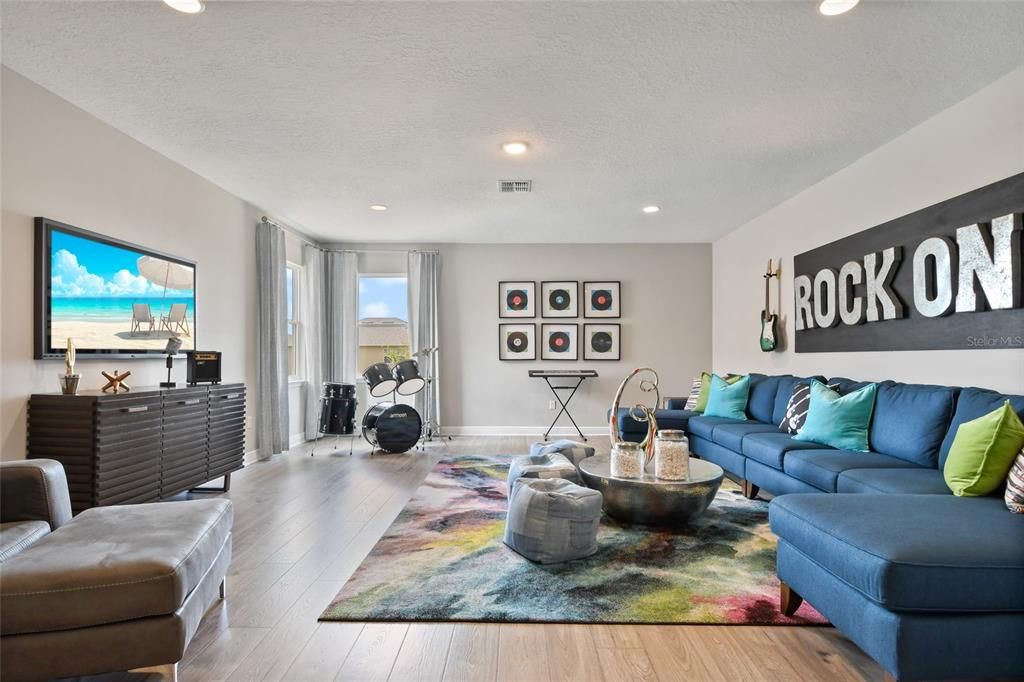 Fitness Equipment, Interior, Living room, Recessed Lighting, Wood Texture Flooring