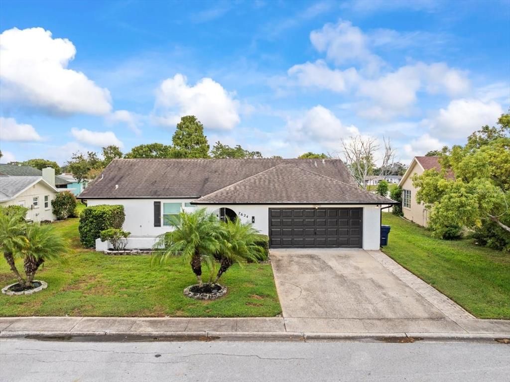 Attached, Exterior, Facade, Ranch