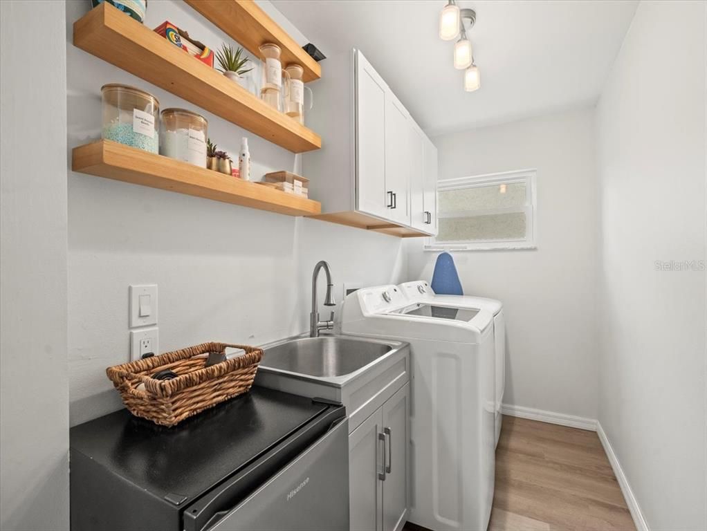 Interior, Washer, Wood Texture Flooring