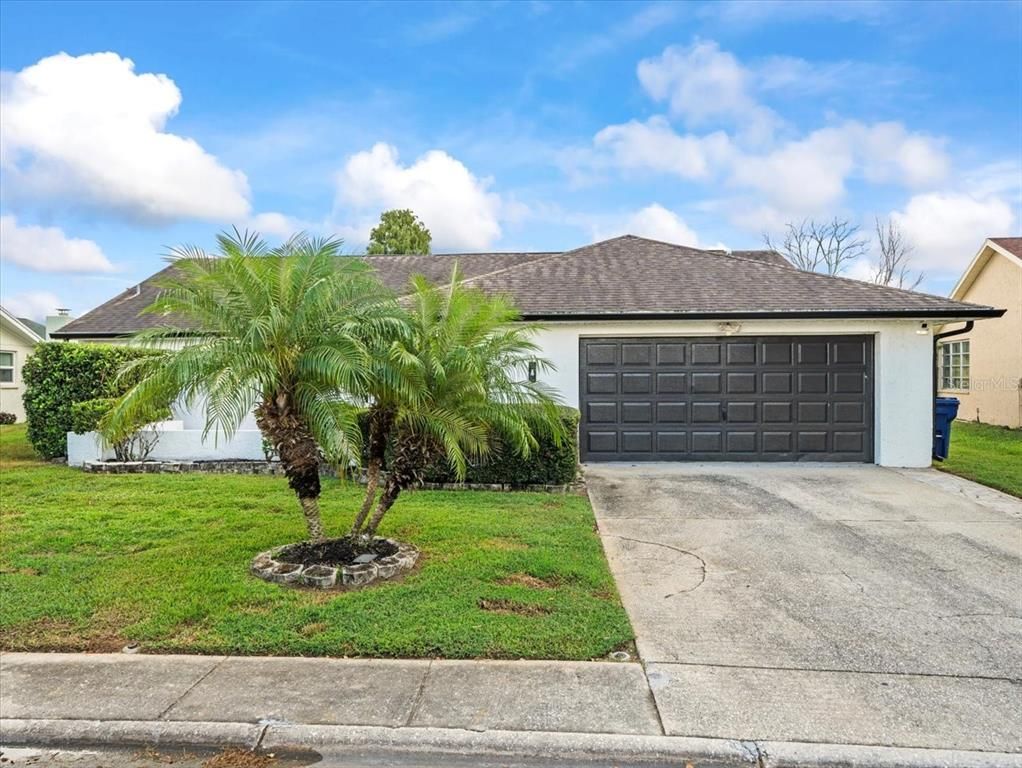 Attached, Exterior, Facade, Ranch