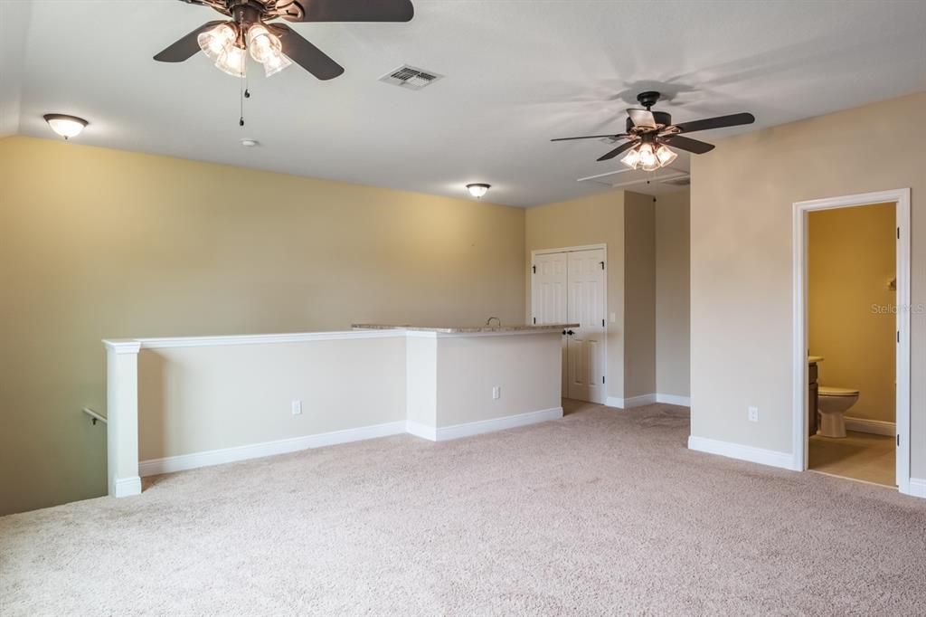 Empty room, Interior