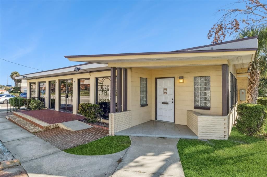 Exterior, Facade, Modern