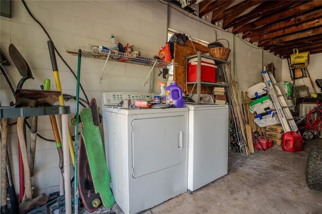Interior, Washer, Wooden Beams