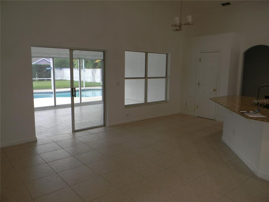 Empty room, Interior