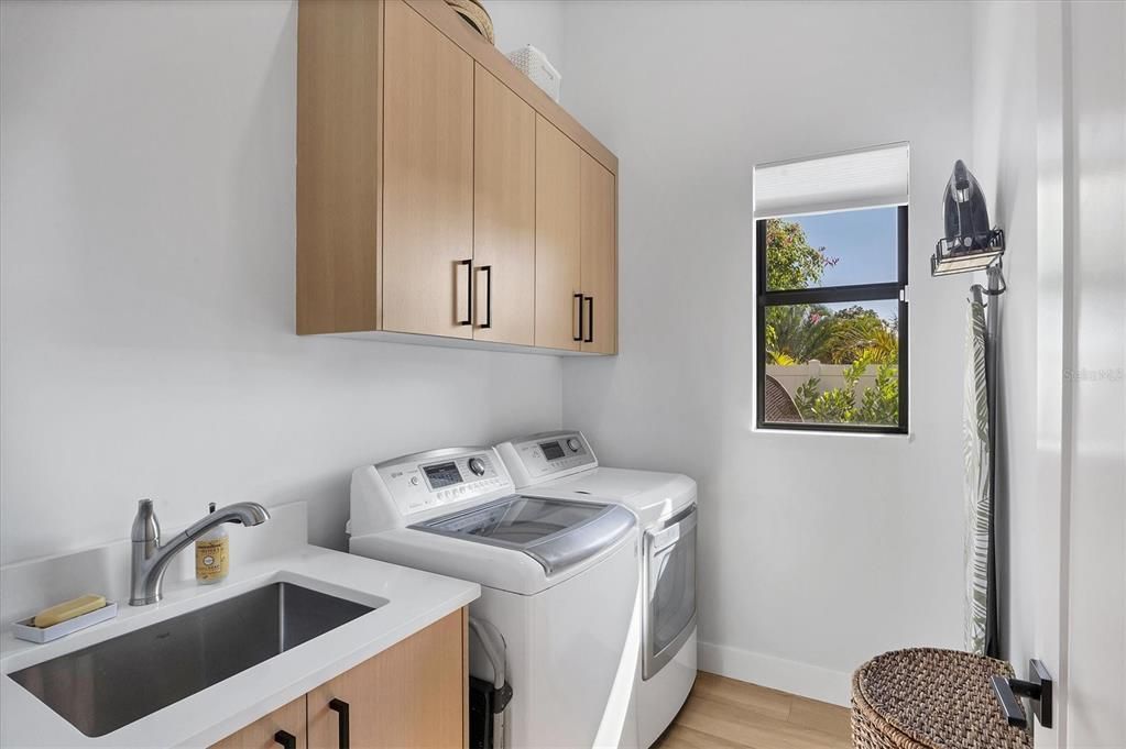 Interior, Washer, Wood Texture Flooring
