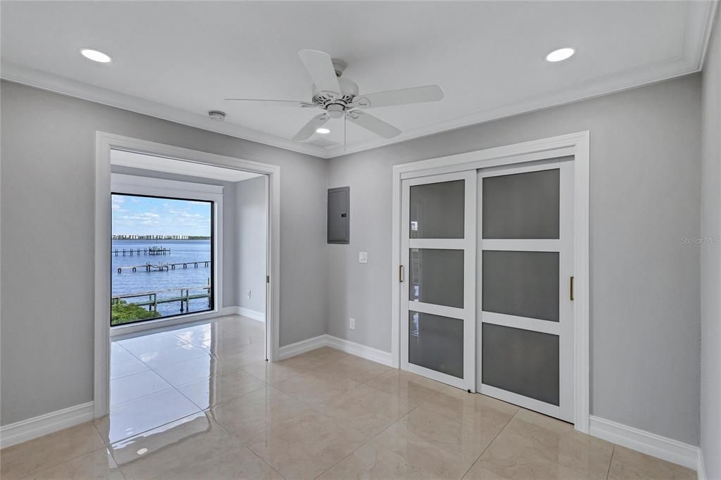 Empty room, Interior, Recessed Lighting, Water