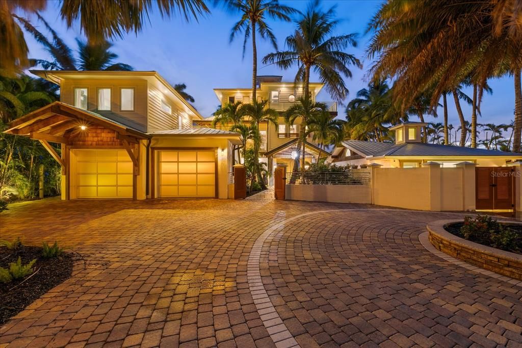Attached, Exterior, Facade, Mediterranean