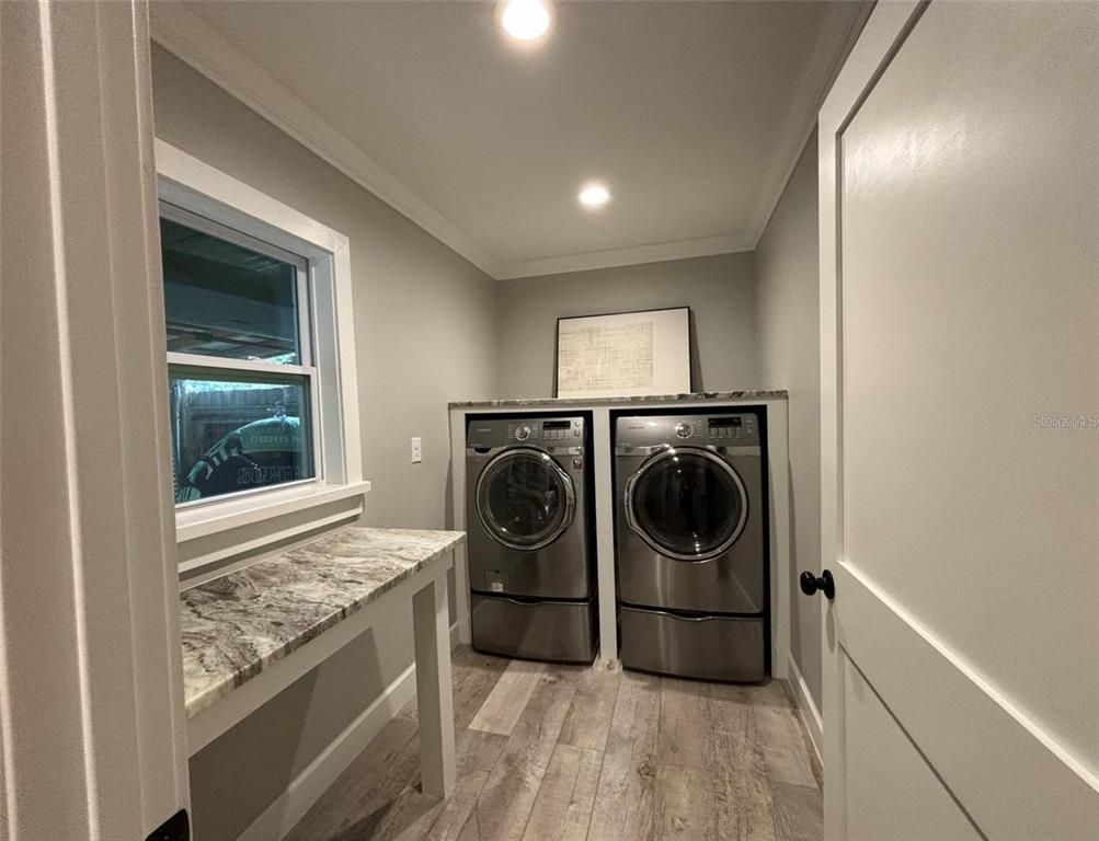Interior, Recessed Lighting, Washer, Wood Texture Flooring