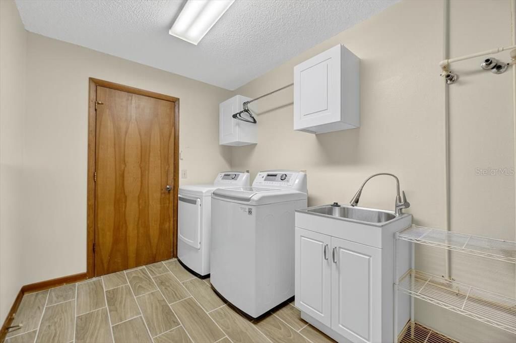 Interior, Washer, Wood Texture Flooring
