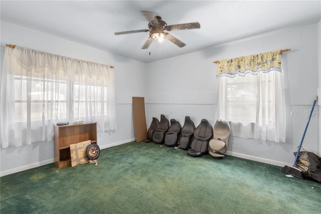 Empty room, Interior