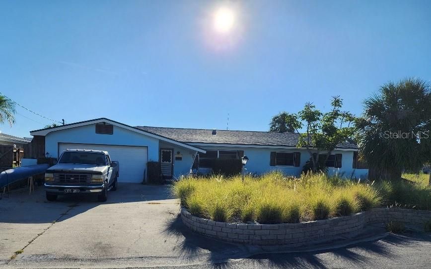Attached, Exterior, Facade, Ranch
