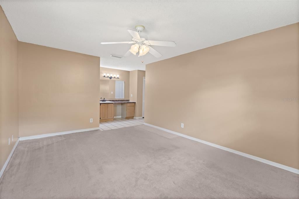 Empty room, Interior