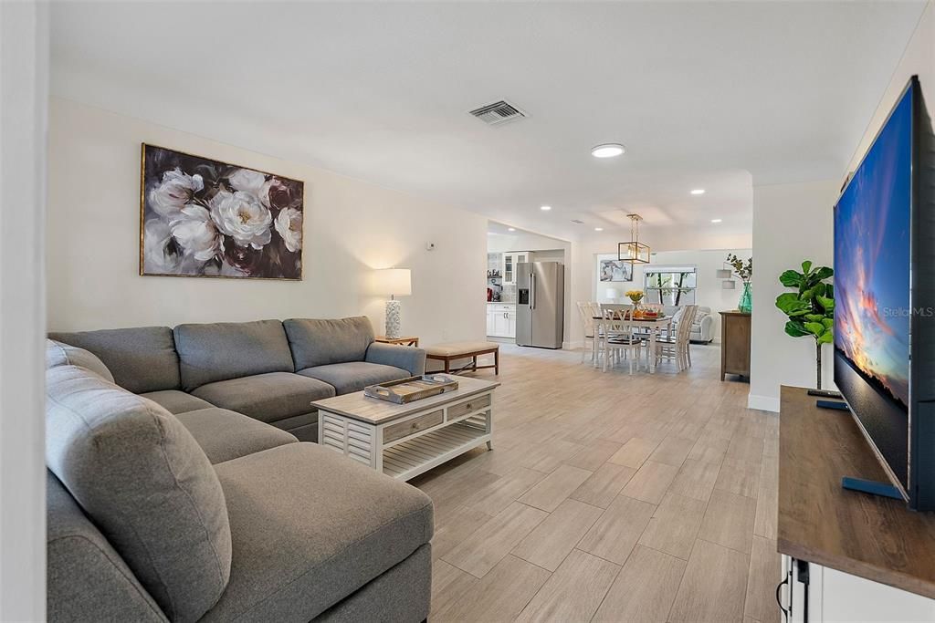 Chandelier, Dining room, Interior, Living room, Pendant Lights, Recessed Lighting, Wood Texture Flooring