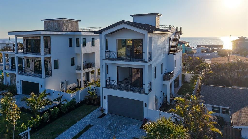 Attached, Exterior, Facade, Water, Modern