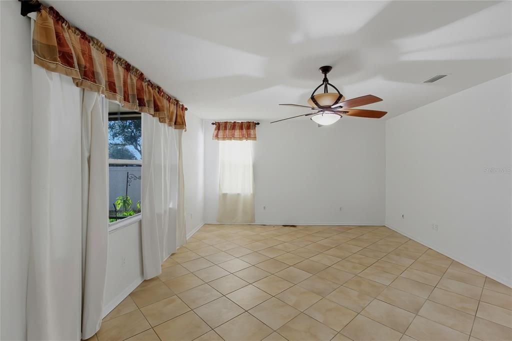 Empty room, Interior