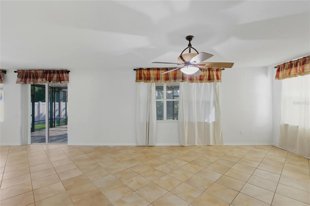 Empty room, Interior