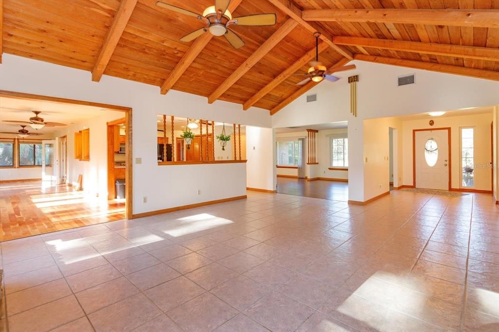 Empty room, Interior, Wooden Beams, Wooden Ceilings