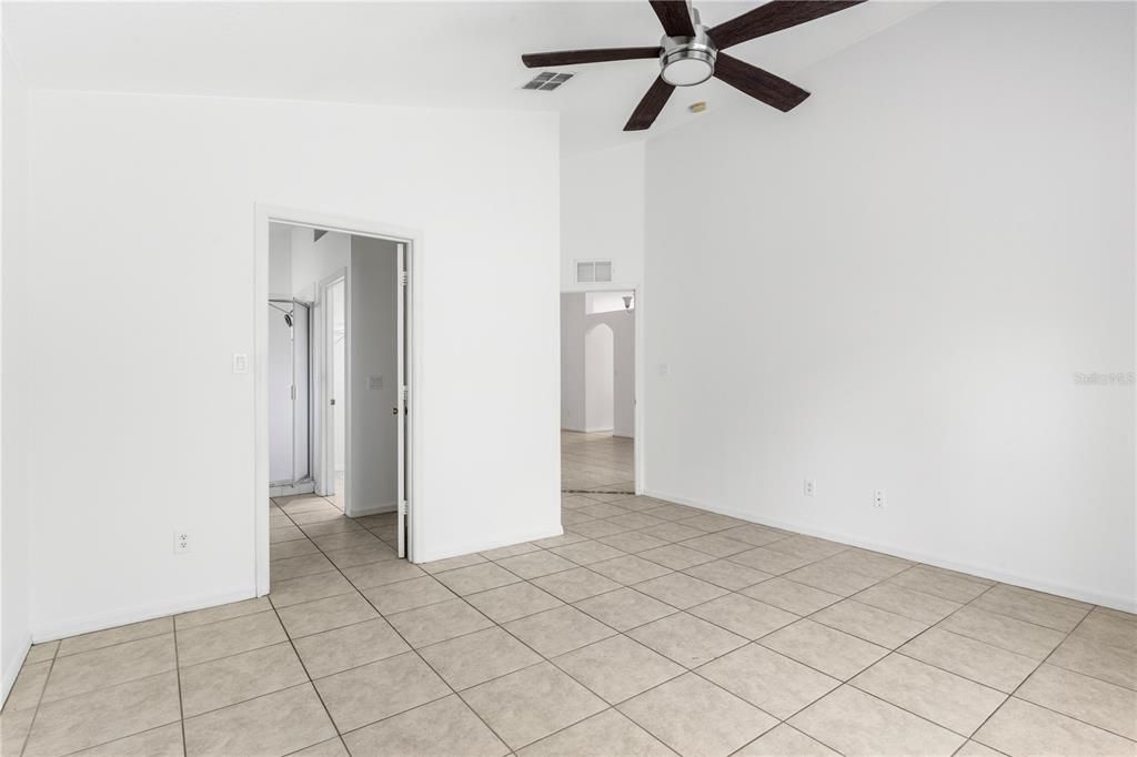 Empty room, Interior