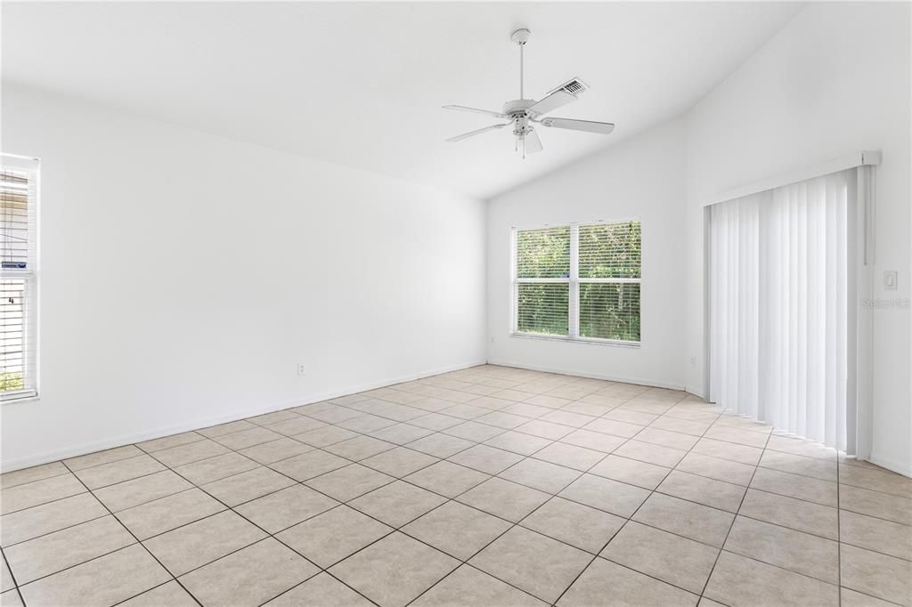 Empty room, Interior