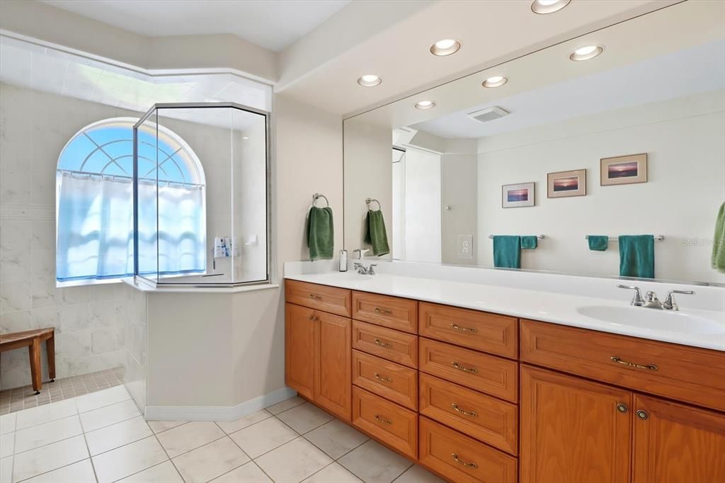 Bathroom, Dual Sink Vanities, Interior, Recessed Lighting
