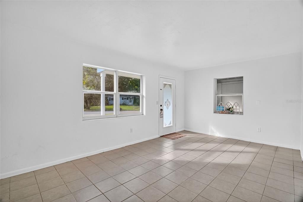 Empty room, Interior