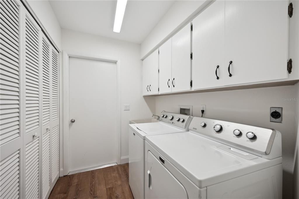 Interior, Utility Closets, Washer, Wood Texture Flooring