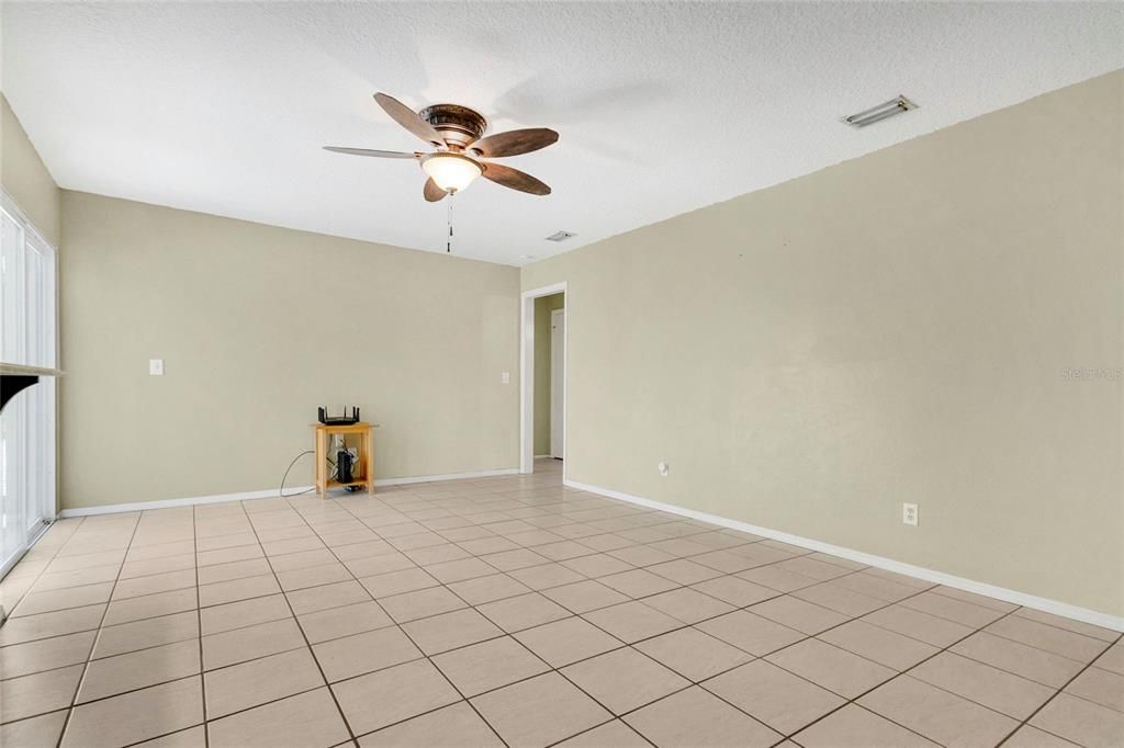 Empty room, Interior