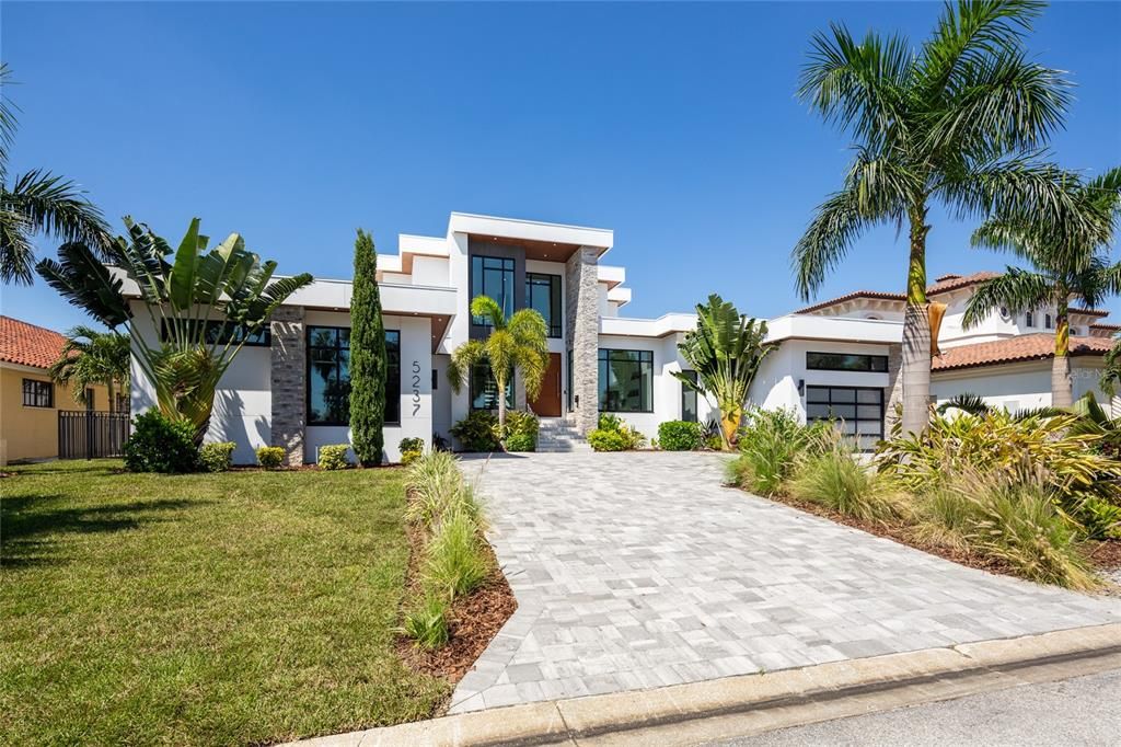 Attached, Backyard, Exterior, Facade, Modern